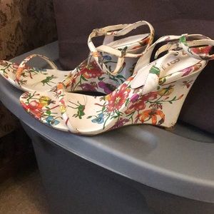 🧚🏼‍♀️Bakers floral wedges🌸💐🌷🌹